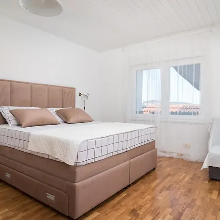 Regius White Apartman *