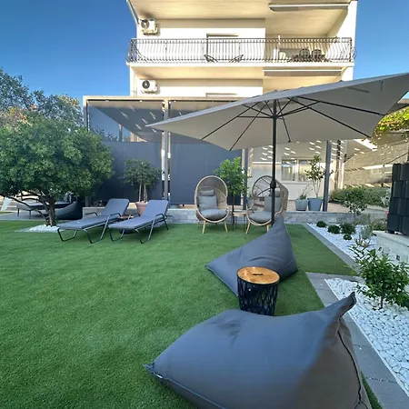 Regius White Apartment *